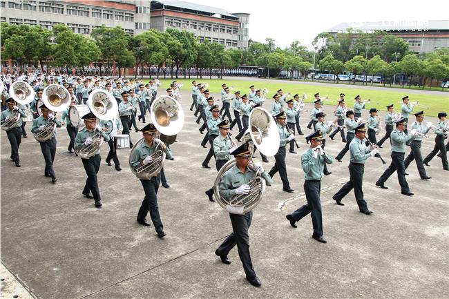 國防部聯合樂儀隊將於520正副總統就職典禮在總統府前廣場操演，（10）日以當天的編隊做慶典勤務的訓練。（記者邱榮吉/攝影）