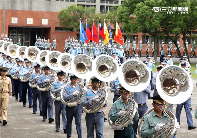 國防部聯合樂儀隊將於520正副總統就職典禮在總統府前廣場操演，（10）日以當天的編隊做慶典勤務的訓練。（記者邱榮吉/攝影）