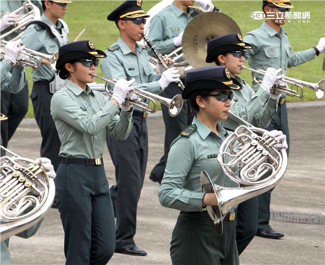 國防部聯合樂儀隊將於520正副總統就職典禮在總統府前廣場操演，（10）日以當天的編隊做慶典勤務的訓練。（記者邱榮吉/攝影）