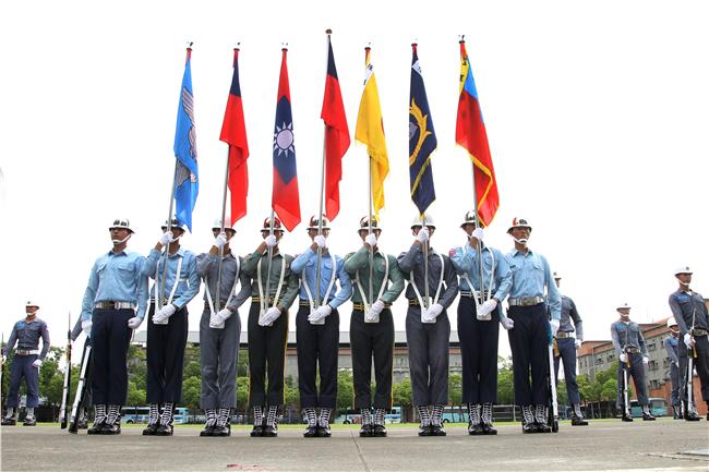 國防部聯合樂儀隊將於520正副總統就職典禮在總統府前廣場操演，（10）日以當天的編隊做慶典勤務的訓練。（記者邱榮吉/攝影）