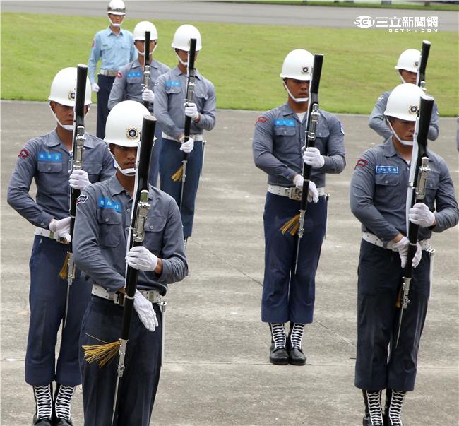 國防部聯合樂儀隊將於520正副總統就職典禮在總統府前廣場操演，（10）日以當天的編隊做慶典勤務的訓練。（記者邱榮吉/攝影）