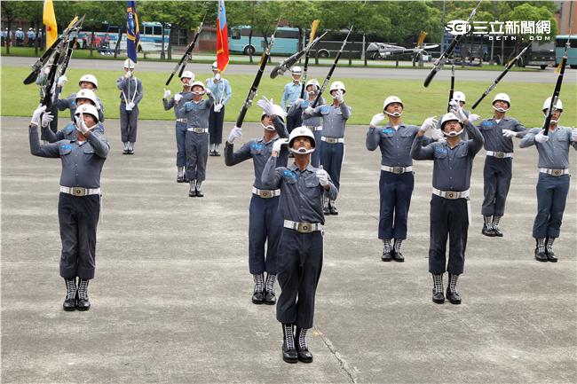 國防部聯合樂儀隊將於520正副總統就職典禮在總統府前廣場操演，（10）日以當天的編隊做慶典勤務的訓練。（記者邱榮吉/攝影）