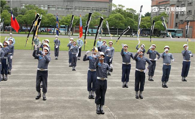 國防部聯合樂儀隊將於520正副總統就職典禮在總統府前廣場操演，（10）日以當天的編隊做慶典勤務的訓練。（記者邱榮吉/攝影）