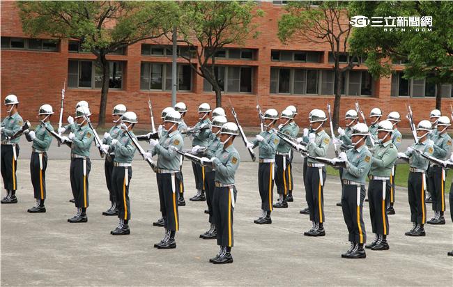 國防部聯合樂儀隊將於520正副總統就職典禮在總統府前廣場操演，（10）日以當天的編隊做慶典勤務的訓練。（記者邱榮吉/攝影）