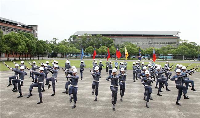 國防部聯合樂儀隊將於520正副總統就職典禮在總統府前廣場操演，（10）日以當天的編隊做慶典勤務的訓練。（記者邱榮吉/攝影）