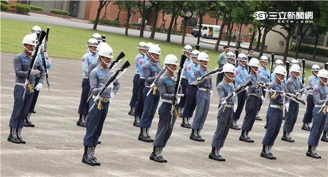 國防部聯合樂儀隊將於520正副總統就職典禮在總統府前廣場操演，（10）日以當天的編隊做慶典勤務的訓練。（記者邱榮吉/攝影）