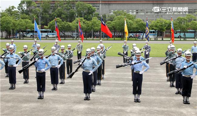 國防部聯合樂儀隊將於520正副總統就職典禮在總統府前廣場操演，（10）日以當天的編隊做慶典勤務的訓練。（記者邱榮吉/攝影）