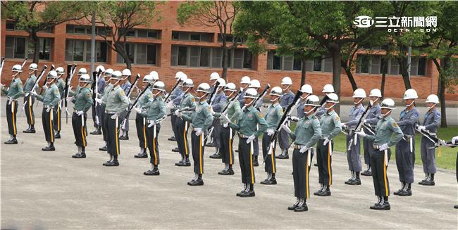 國防部聯合樂儀隊將於520正副總統就職典禮在總統府前廣場操演，（10）日以當天的編隊做慶典勤務的訓練。（記者邱榮吉/攝影）
