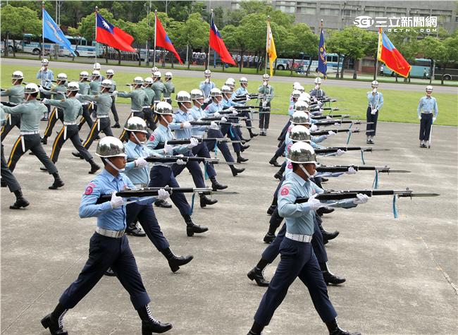國防部聯合樂儀隊將於520正副總統就職典禮在總統府前廣場操演，（10）日以當天的編隊做慶典勤務的訓練。（記者邱榮吉/攝影）