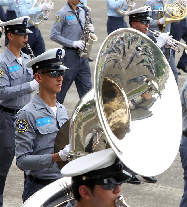 國防部聯合樂儀隊將於520正副總統就職典禮在總統府前廣場操演，（10）日以當天的編隊做慶典勤務的訓練。（記者邱榮吉/攝影）