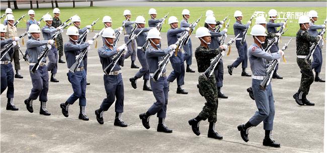 國防部聯合樂儀隊將於520正副總統就職典禮在總統府前廣場操演，（10）日以當天的編隊做慶典勤務的訓練。（記者邱榮吉/攝影）