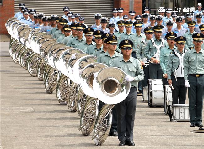 國防部聯合樂儀隊將於520正副總統就職典禮在總統府前廣場操演，（10）日以當天的編隊做慶典勤務的訓練。（記者邱榮吉/攝影）