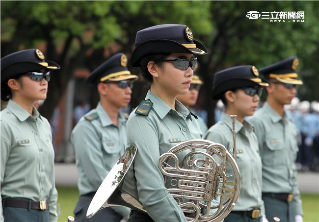 國防部聯合樂儀隊將於520正副總統就職典禮在總統府前廣場操演，（10）日以當天的編隊做慶典勤務的訓練。（記者邱榮吉/攝影）