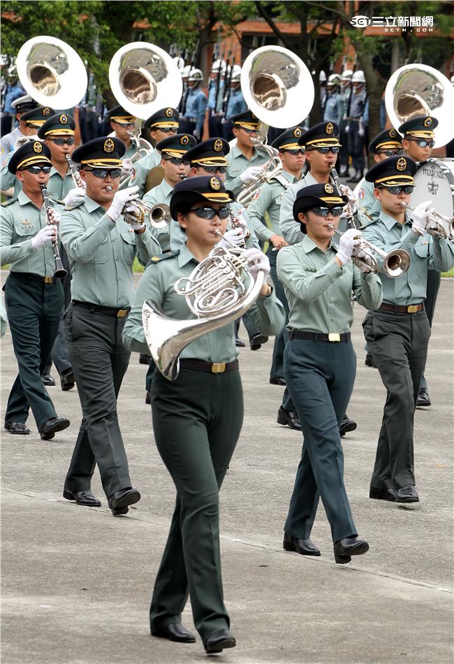 國防部聯合樂儀隊將於520正副總統就職典禮在總統府前廣場操演，（10）日以當天的編隊做慶典勤務的訓練。（記者邱榮吉/攝影）