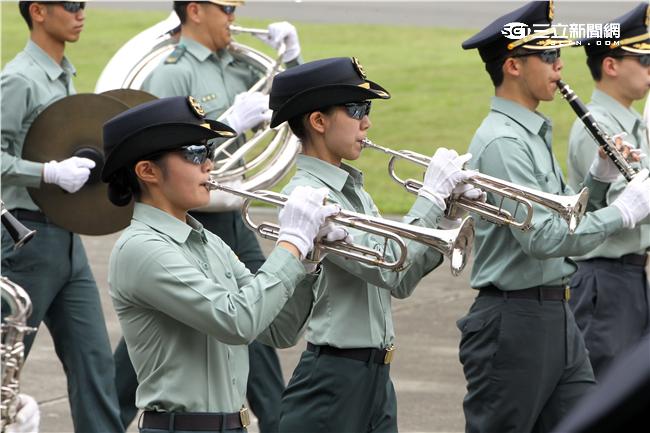 國防部聯合樂儀隊將於520正副總統就職典禮在總統府前廣場操演，（10）日以當天的編隊做慶典勤務的訓練。（記者邱榮吉/攝影）