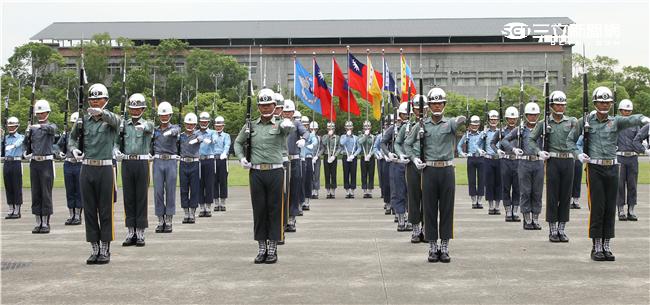 國防部聯合樂儀隊將於520正副總統就職典禮在總統府前廣場操演，（10）日以當天的編隊做慶典勤務的訓練。（記者邱榮吉/攝影）