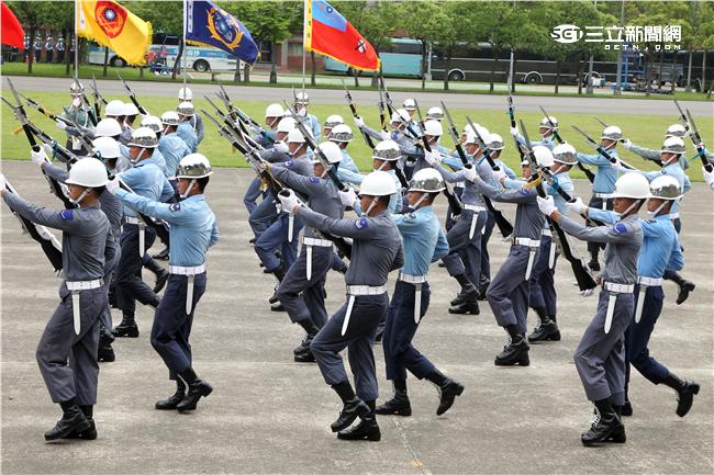 國防部聯合樂儀隊將於520正副總統就職典禮在總統府前廣場操演，（10）日以當天的編隊做慶典勤務的訓練。（記者邱榮吉/攝影）