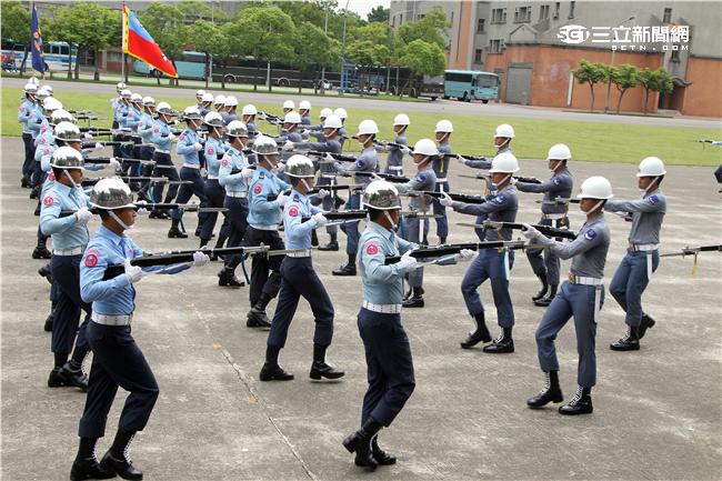 國防部聯合樂儀隊將於520正副總統就職典禮在總統府前廣場操演，（10）日以當天的編隊做慶典勤務的訓練。（記者邱榮吉/攝影）