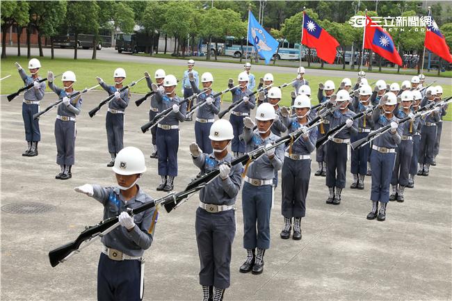 國防部聯合樂儀隊將於520正副總統就職典禮在總統府前廣場操演，（10）日以當天的編隊做慶典勤務的訓練。（記者邱榮吉/攝影）