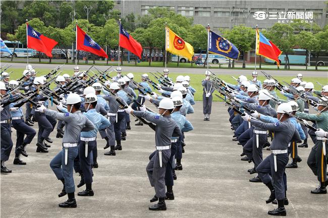 國防部聯合樂儀隊將於520正副總統就職典禮在總統府前廣場操演，（10）日以當天的編隊做慶典勤務的訓練。（記者邱榮吉/攝影）