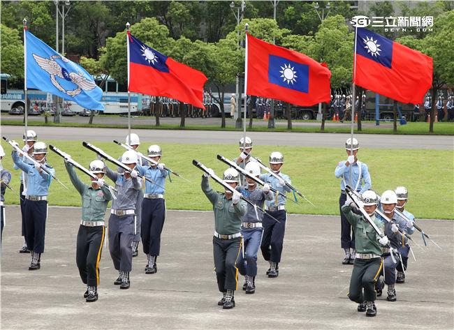國防部聯合樂儀隊將於520正副總統就職典禮在總統府前廣場操演，（10）日以當天的編隊做慶典勤務的訓練。（記者邱榮吉/攝影）