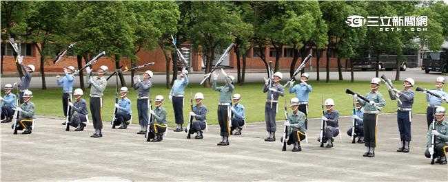 國防部聯合樂儀隊將於520正副總統就職典禮在總統府前廣場操演，（10）日以當天的編隊做慶典勤務的訓練。（記者邱榮吉/攝影）