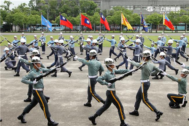 國防部聯合樂儀隊將於520正副總統就職典禮在總統府前廣場操演，（10）日以當天的編隊做慶典勤務的訓練。（記者邱榮吉/攝影）