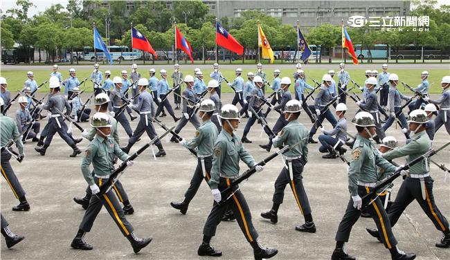 國防部聯合樂儀隊將於520正副總統就職典禮在總統府前廣場操演，（10）日以當天的編隊做慶典勤務的訓練。（記者邱榮吉/攝影）