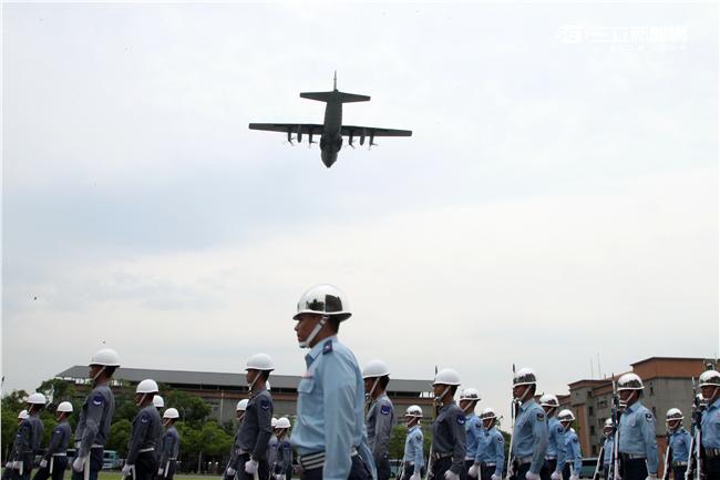 國防部聯合樂儀隊將於520正副總統就職典禮在總統府前廣場操演，（10）日以當天的編隊做慶典勤務的訓練。（記者邱榮吉/攝影）