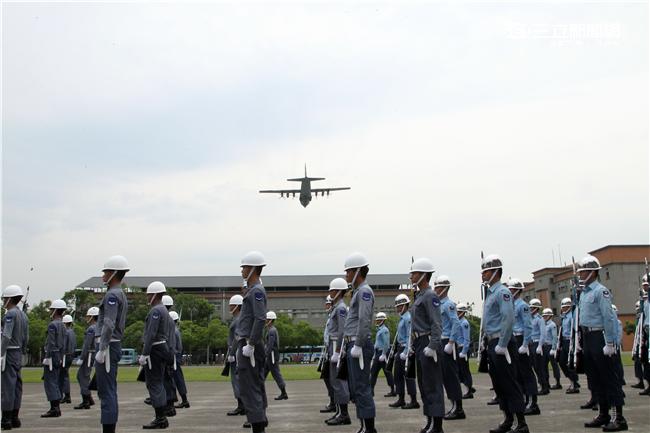 國防部聯合樂儀隊將於520正副總統就職典禮在總統府前廣場操演，（10）日以當天的編隊做慶典勤務的訓練。（記者邱榮吉/攝影）