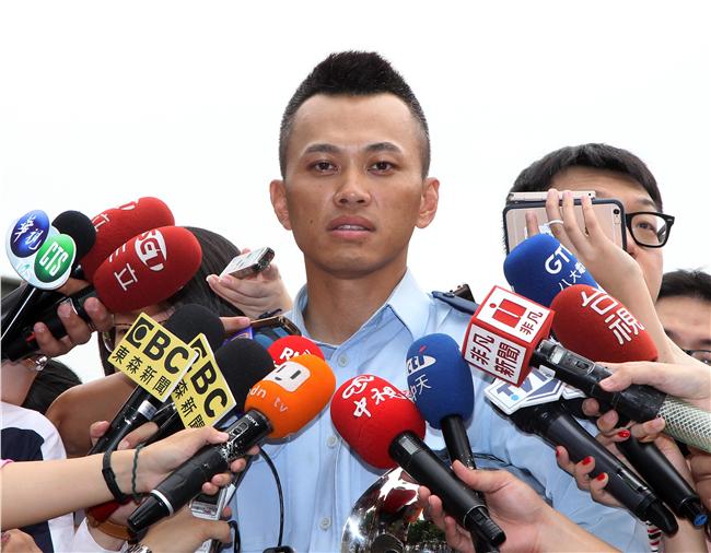 國防部聯合樂儀隊將於520正副總統就職典禮在總統府前廣場操演，（10）日以當天的編隊做慶典勤務的訓練。（記者邱榮吉/攝影）