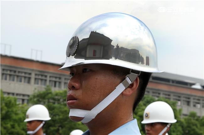 國防部聯合樂儀隊將於520正副總統就職典禮在總統府前廣場操演，（10）日以當天的編隊做慶典勤務的訓練。（記者邱榮吉/攝影）