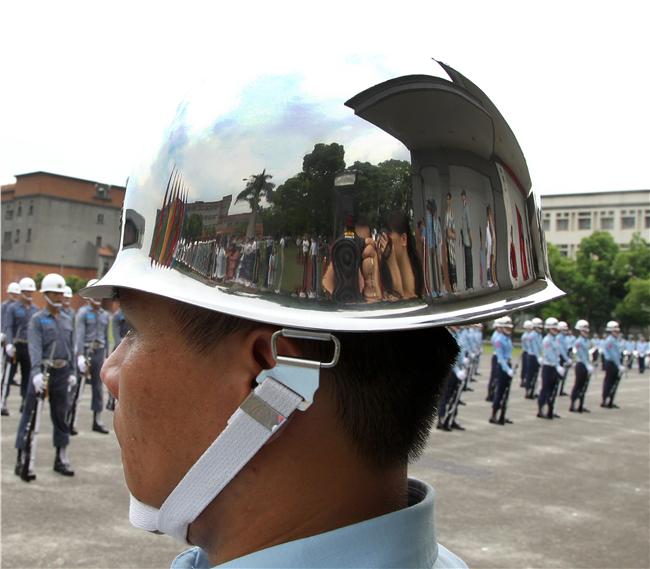 國防部聯合樂儀隊將於520正副總統就職典禮在總統府前廣場操演，（10）日以當天的編隊做慶典勤務的訓練。（記者邱榮吉/攝影）