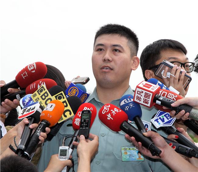 國防部聯合樂儀隊將於520正副總統就職典禮在總統府前廣場操演，（10）日以當天的編隊做慶典勤務的訓練。（記者邱榮吉/攝影）