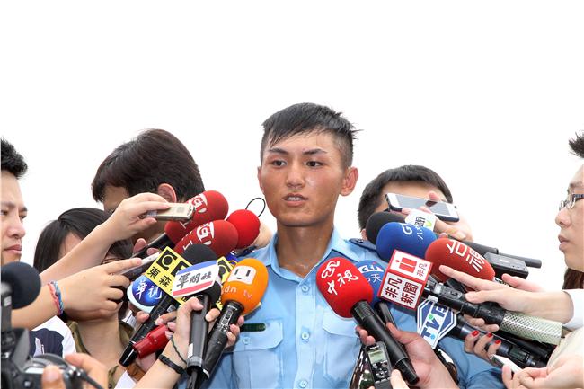 國防部聯合樂儀隊將於520正副總統就職典禮在總統府前廣場操演，（10）日以當天的編隊做慶典勤務的訓練。（記者邱榮吉/攝影）