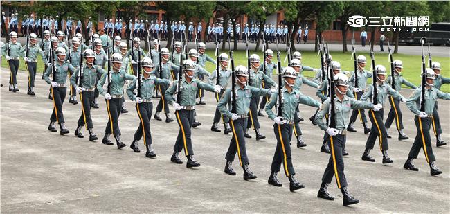 國防部聯合樂儀隊將於520正副總統就職典禮在總統府前廣場操演，（10）日以當天的編隊做慶典勤務的訓練。（記者邱榮吉/攝影）