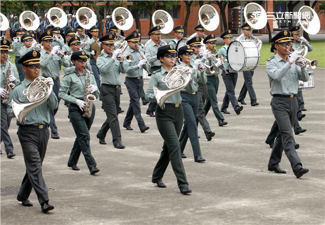 國防部聯合樂儀隊將於520正副總統就職典禮在總統府前廣場操演，（10）日以當天的編隊做慶典勤務的訓練。（記者邱榮吉/攝影）