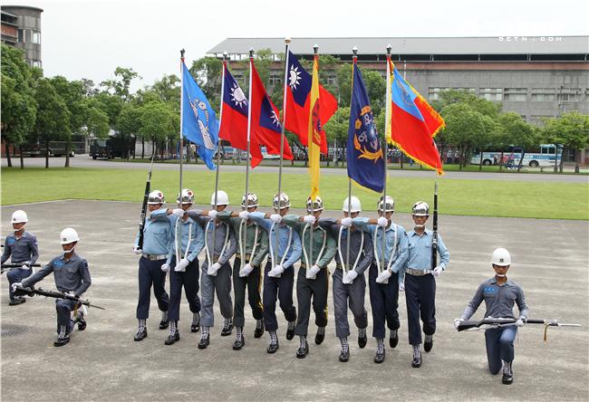 國防部聯合樂儀隊將於520正副總統就職典禮在總統府前廣場操演，（10）日以當天的編隊做慶典勤務的訓練。（記者邱榮吉/攝影）