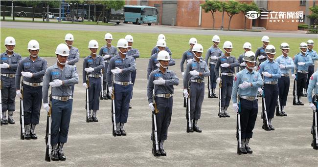 國防部聯合樂儀隊將於520正副總統就職典禮在總統府前廣場操演，（10）日以當天的編隊做慶典勤務的訓練。（記者邱榮吉/攝影）