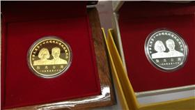 小英紀念金幣　圖／翻攝自黃暐瀚臉書