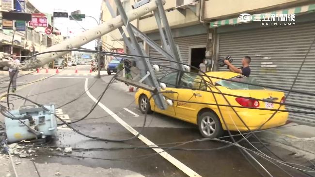 扯！貨車拉倒3電桿　司機恐賠上百萬