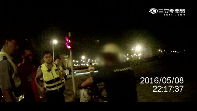 車把手遭尿襲　女車主遛狗識破便溺哥
