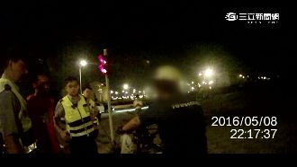 車把手遭尿襲　女車主遛狗識破便溺哥