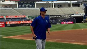 台灣旅美職棒投手王建民9日（當地時間）隨堪薩斯市皇家隊作客紐約洋基隊，再度踏上發跡寶地，賽前說平常心應對今晚之役。（圖／中央社）