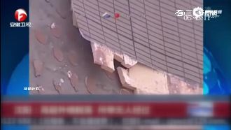 又見豆腐渣！大樓外牆瞬間「脫皮」