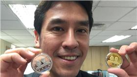 蔡英文紀念金幣(圖翻攝自黃暐翰臉書)