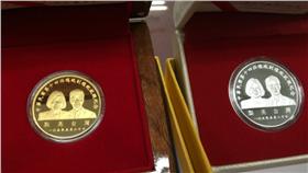 英仁配紀念金幣(圖翻攝自黃暐瀚臉書)