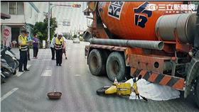 「內輪差」殺死人！花蓮56歲婦人遭水泥攪拌車輾斃（翻攝畫面）