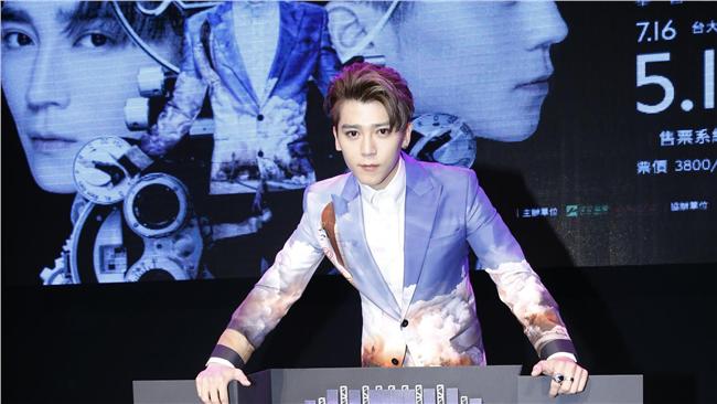 畢書盡演唱會B字型舞台和粉絲零距離