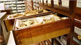 中藥（圖／攝影者Spot Us, Flickr CC License）
https://www.flickr.com/photos/29792566@N08/5495492908/in/photolist-9nBQzJ-8vw2Hj-8vsCQR-6Y8Xr3-7bbt8P-7bfhgo-8ycZXz-4q9nQg-oRGUNV-5pJEB-8vwHnS-9aZzbM-4J7xiW-4WxgLj-o7URen-cj7ADN-cwEfdL-cTSsdE-8Y3d1G-7z6DNY-8Y3daS-7eUuks-5dopRY-9b4b4q-4VhBUA-8XZ9VD-7z2Q8x-a8Dkrf-8vtJRX-6PsZ7B-8zZZ4J-7Zz5VE-7oGXxq-kdqLM-9b11Gv-cp4c1Q-7z2L2i-abQtLj-5CuD4p-a21NUA-6r6Efh-ae8Jrb-9aZTZx-nQ6W7M-6jQeXc-8mXQoz-7z2SR8-7z2Qpn-9b14zT-ae8JhA